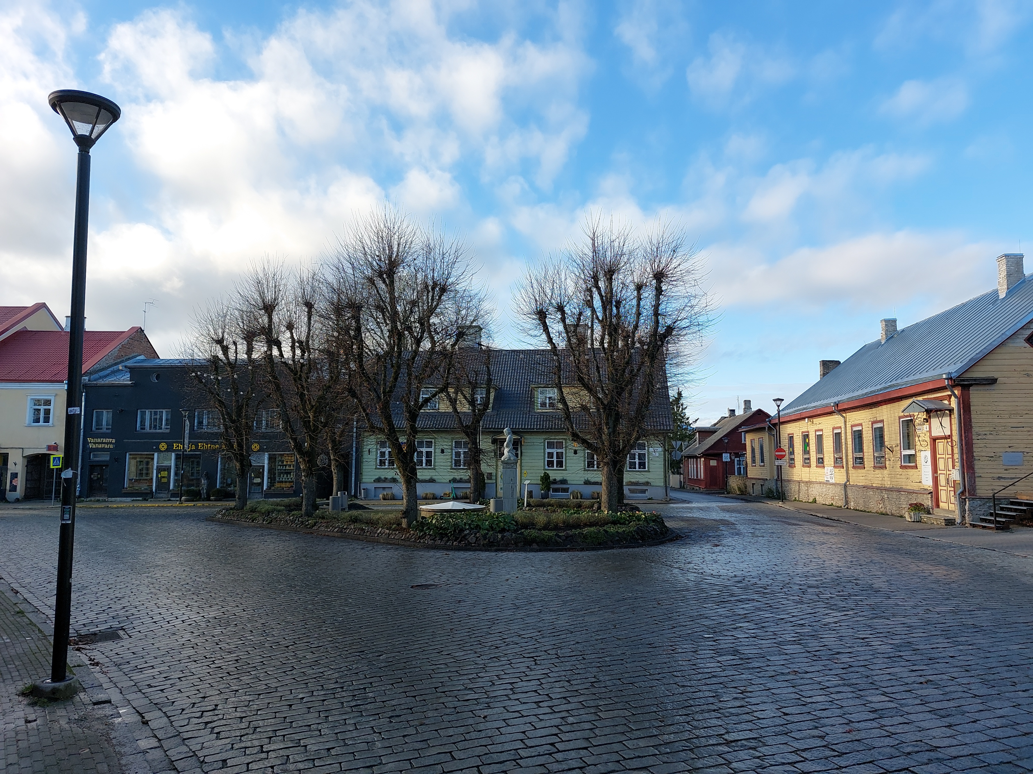 Värvifoto. Vaade Rootsiturule. Haapsalu. 2000. rephoto