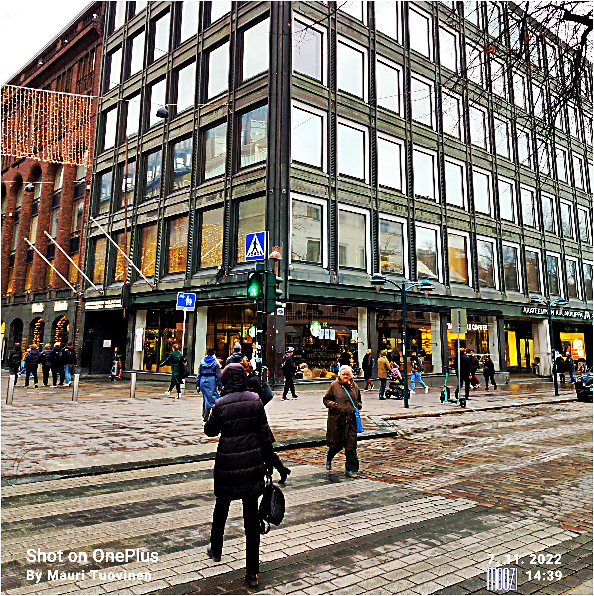 Pohjoinen Esplanaadikatu (=Pohjoisesplanadi) 39, 37, 35 - Keskuskatu. Edessä kadun kulmassa on Kino Palatsi ja samassa talossa Oy Kangashuone.. rephoto