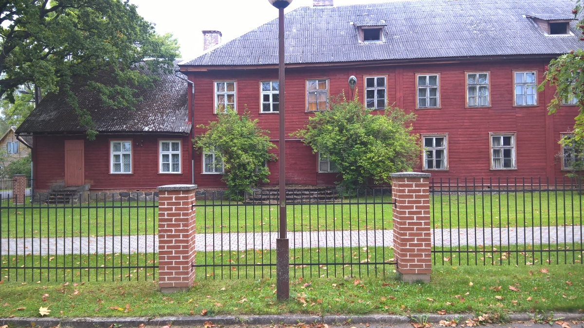 Kahekordne suur puidust elumaja rephoto