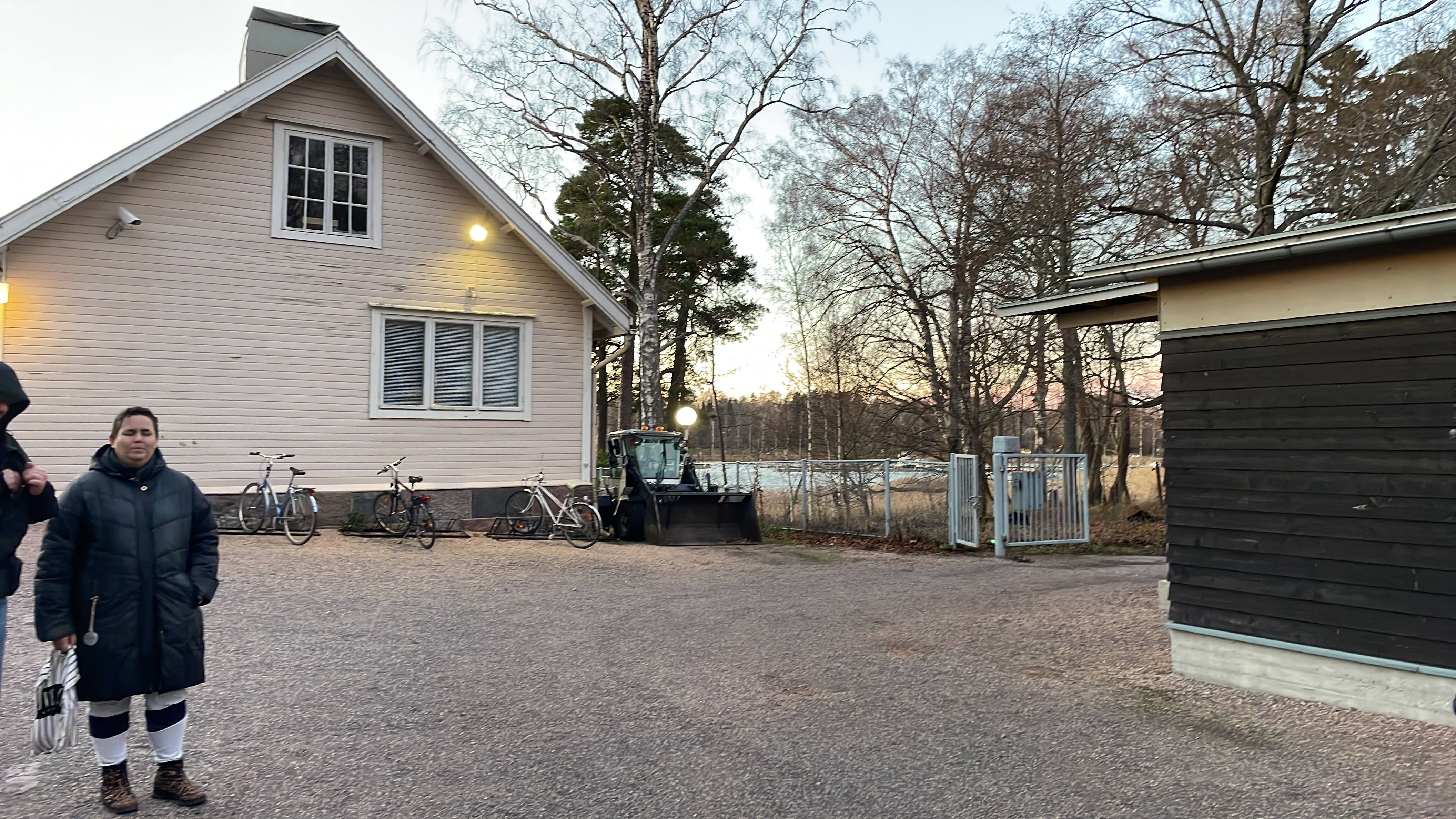 Tamminiemi, lapsia Tamminiemen pihalla 1900-luvun alkuvuosina rephoto