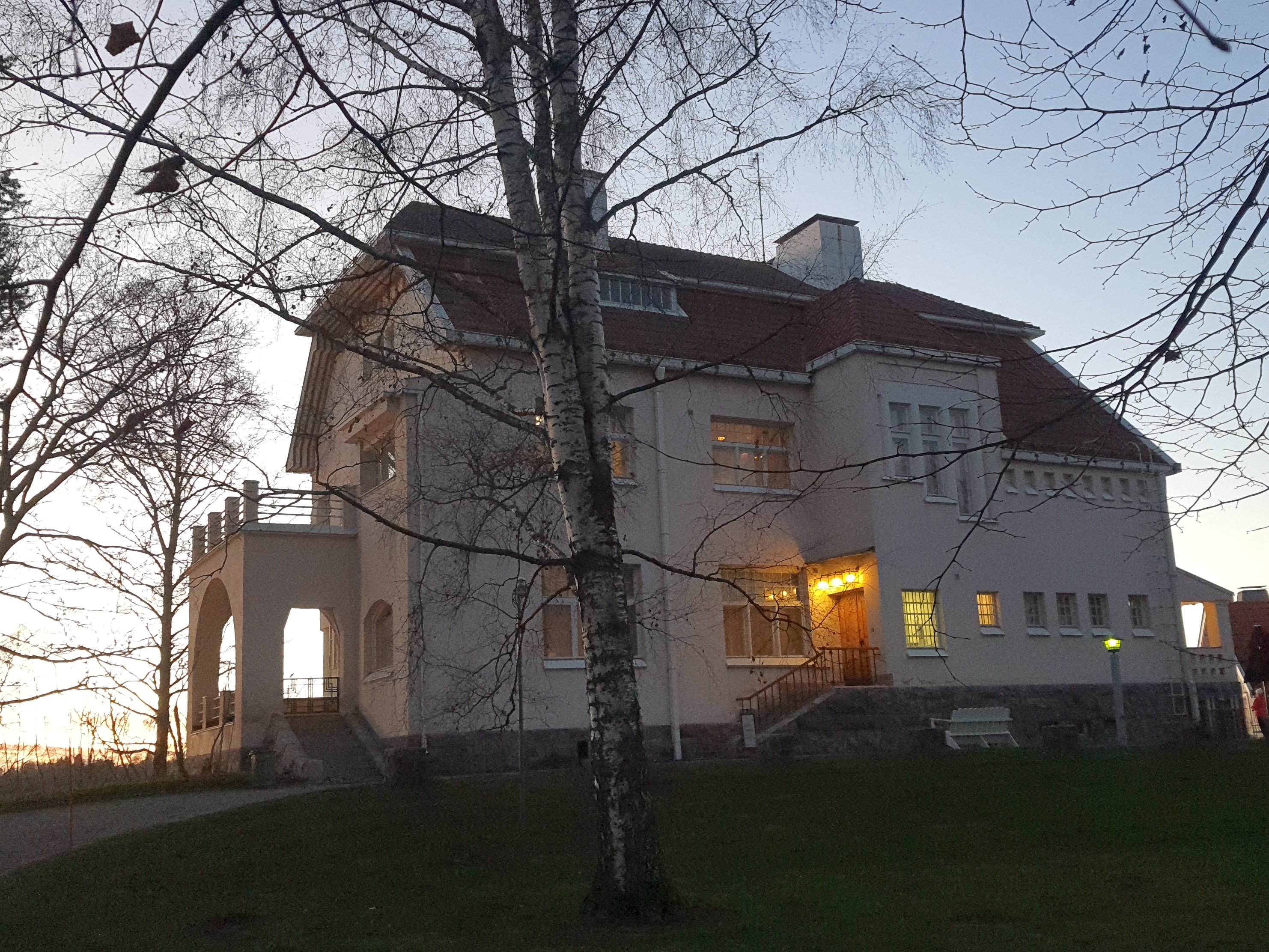 Tamminiemi Jörgen Nissenin aikana. Vasemmalla Lisbeth Nissen, oikealla Birgit Nissen. rephoto