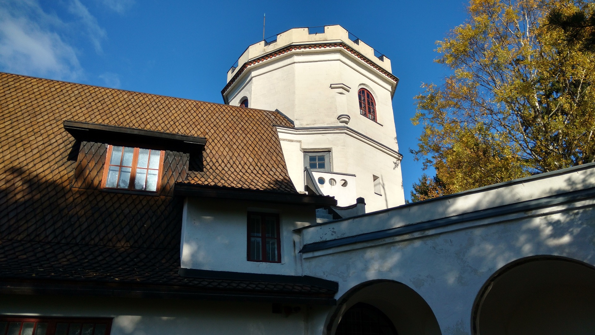 Jorma Gallen-Kallela on the tower balcony at Tarvaspää, 1927. rephoto