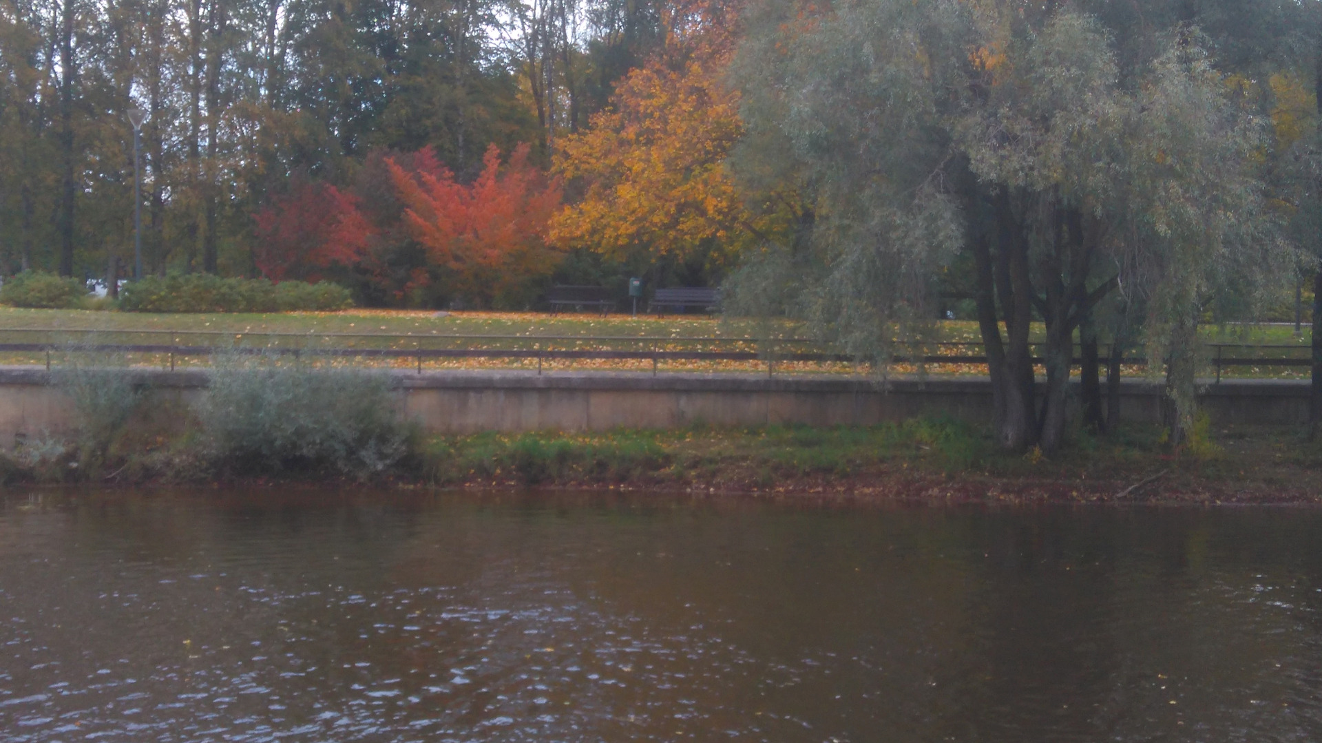 Ülevedu Emajõel Uueturu ja Holmi t joonel. 
Esiplaanil paremkallas. Taga Holmi t algus ja kalaturu müügiputkad vasakkaldal. Tartu, 1910. aastad. rephoto