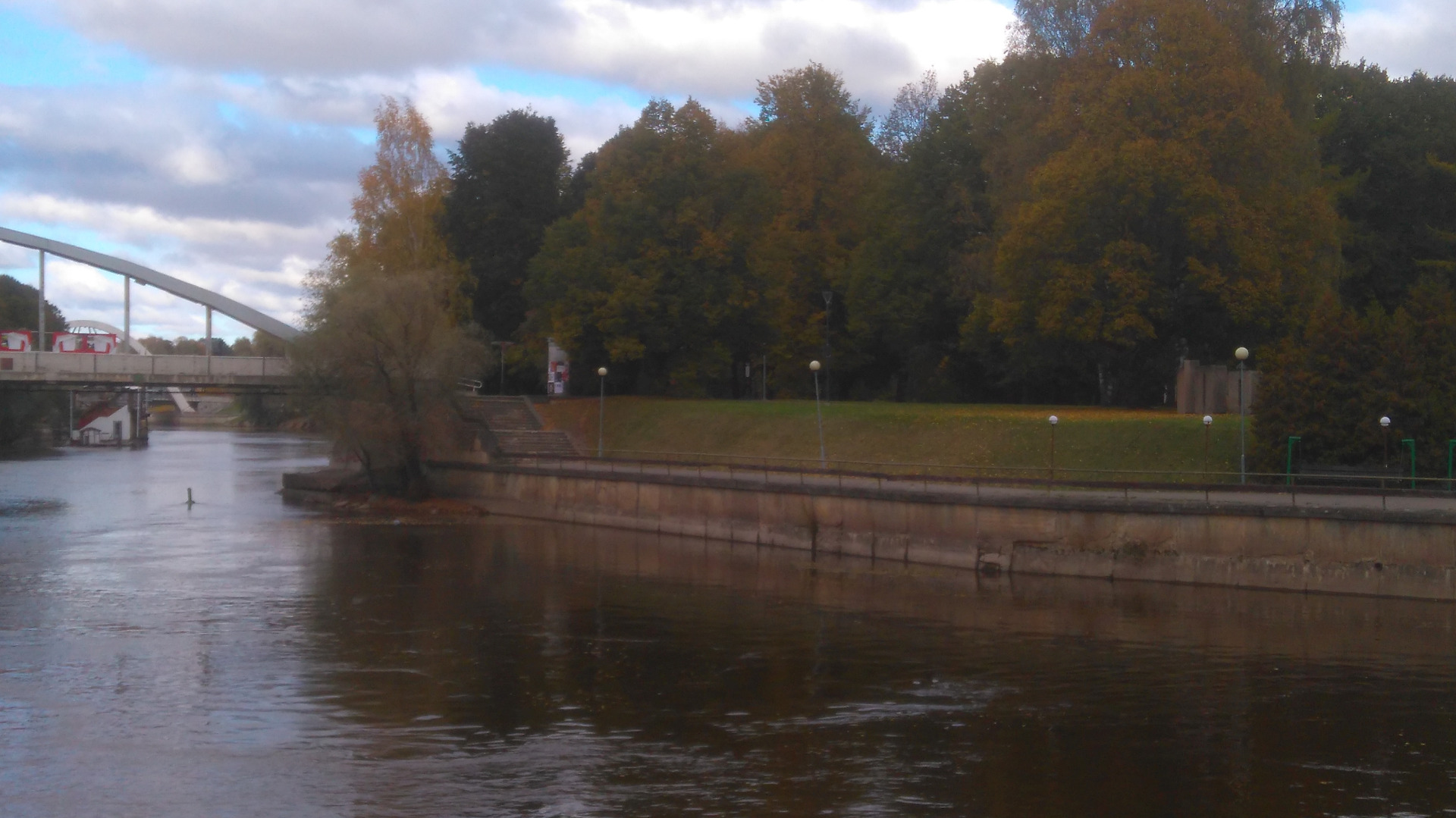 Kaarsild (jalakäijate sild; proj Peeter Varep): ehitustööd. Tartu,  1957-1959. Foto Aleksander Maastik. rephoto
