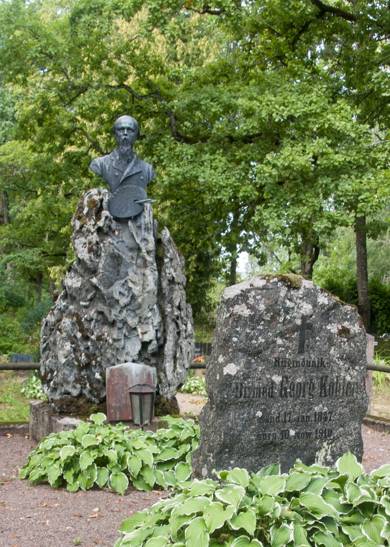 Maalikunstnik Johann Köleri mälestussammas Suure-Jaani kalmistul. rephoto