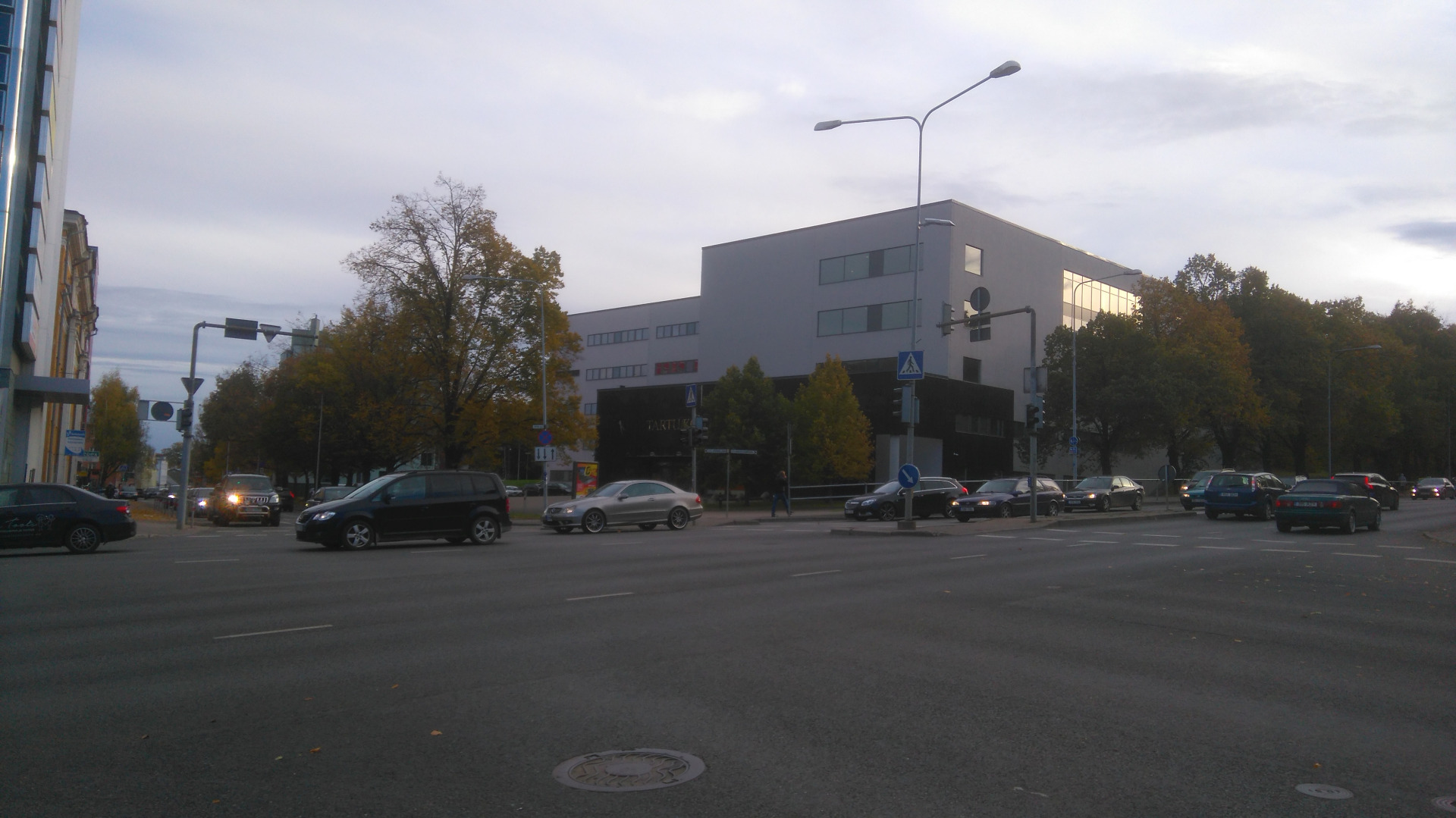Hoone Riia ja Karlova tänava nurgal rephoto
