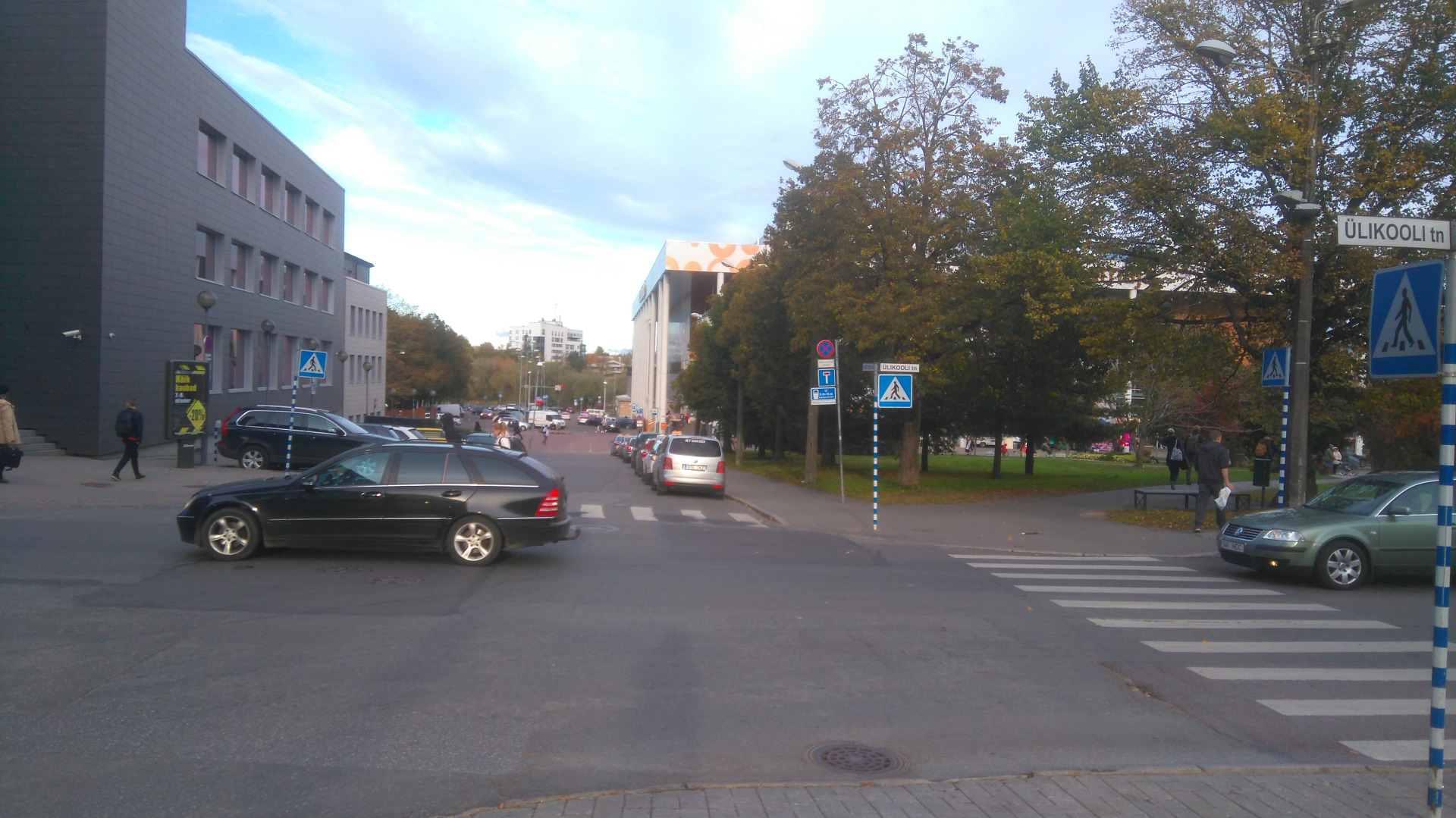 Uueturu tänav. Vaade Uueturu ja Promenaadi t nurgalt Emajõe suunas.
( Voorimehed, korravalvur (kardavoi) tänaval.)
Tartu, ca 1914. rephoto
