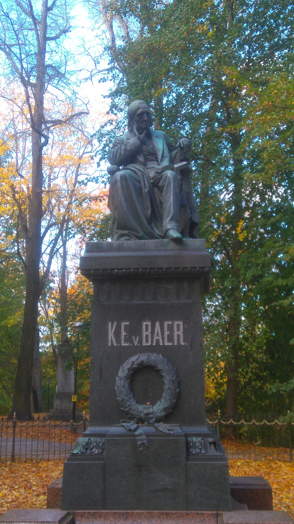 Baeri embroidery in Tartu : Baer-Denkmal on Dom in Dorpat rephoto