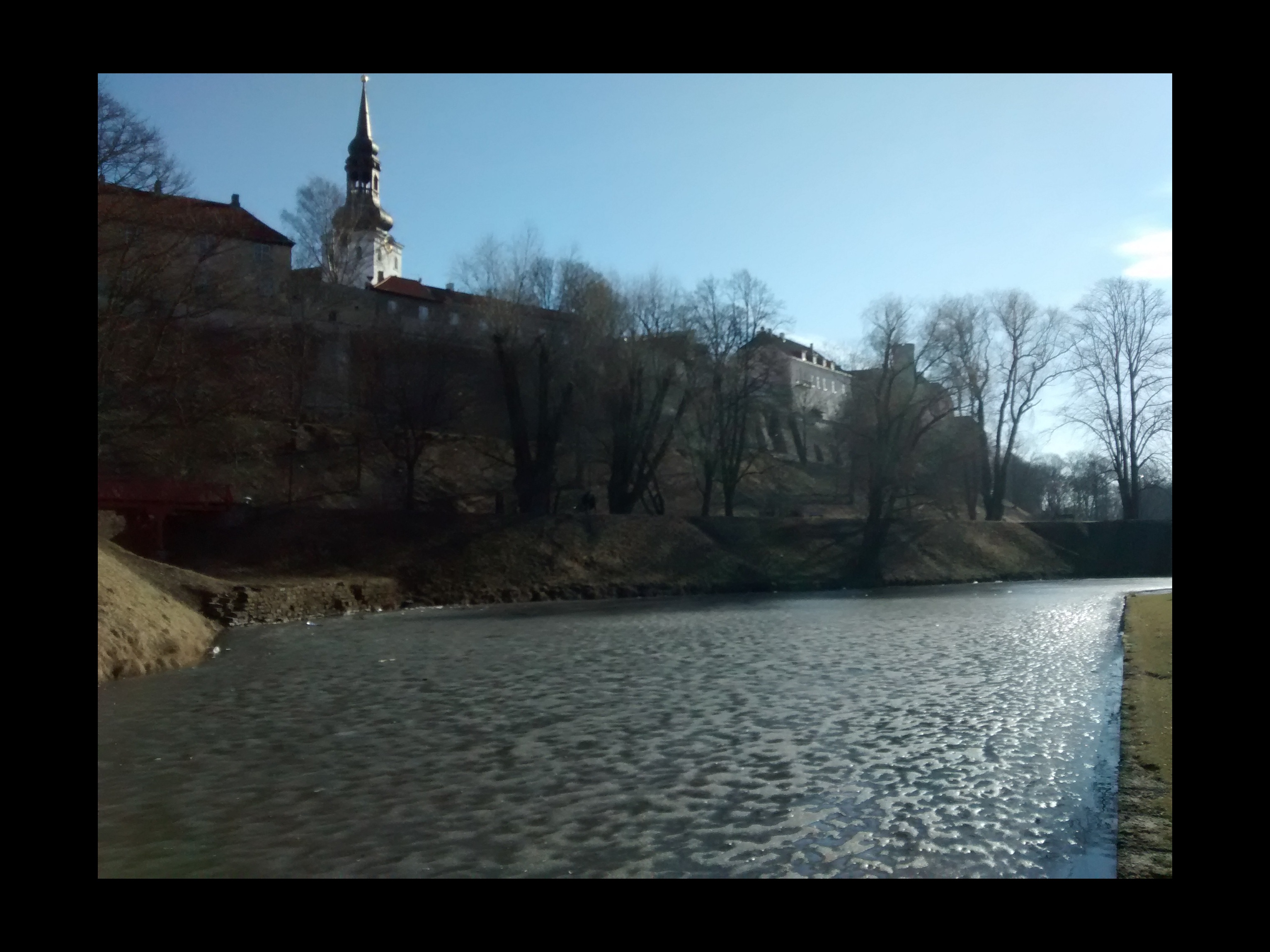 Vaade Toompeale ja Šnelli tiigile Balti jaama poolt. Tagaplaanil Toomkiriku torn. rephoto