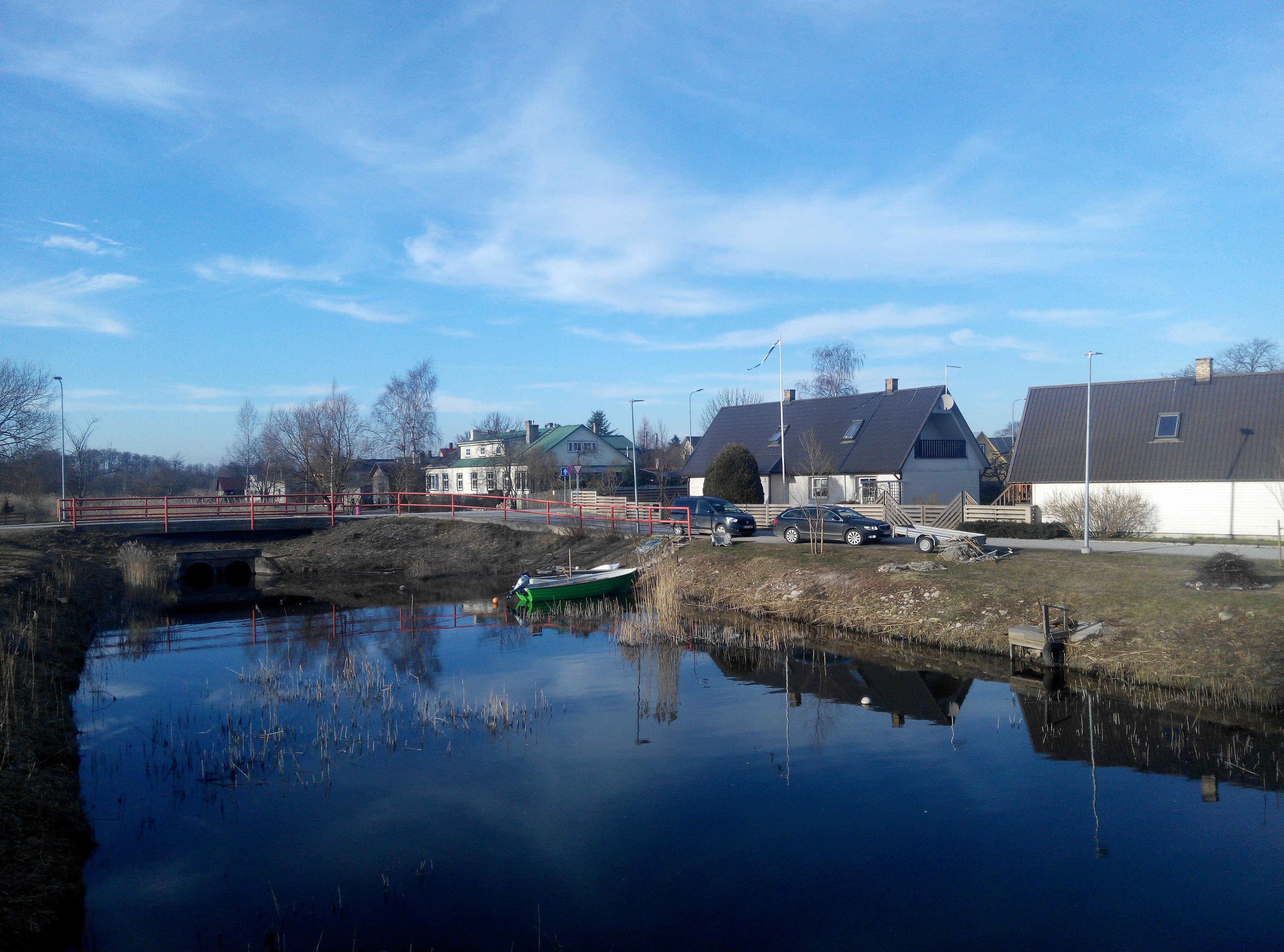 Kuressaare linn, vaade mööda Tori jõge, taamal sild rephoto