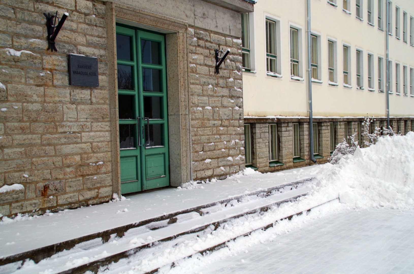 Rakvere Gümnaasiumi lipu majja viimine rephoto