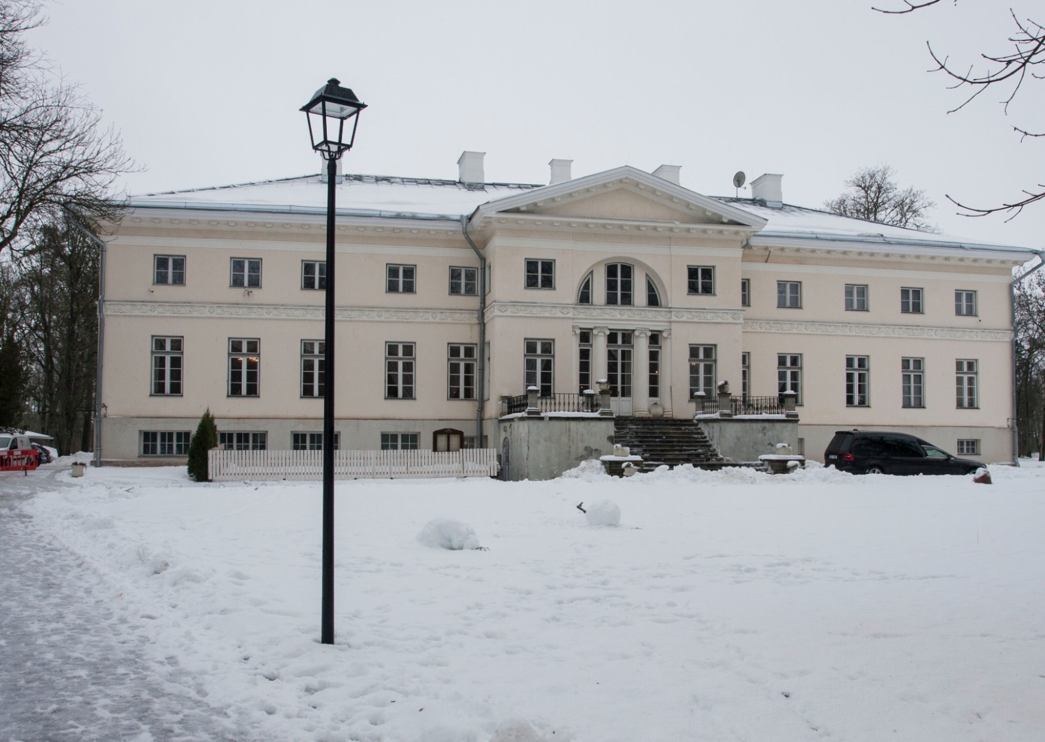 Saku Manor, garden-side façades. rephoto