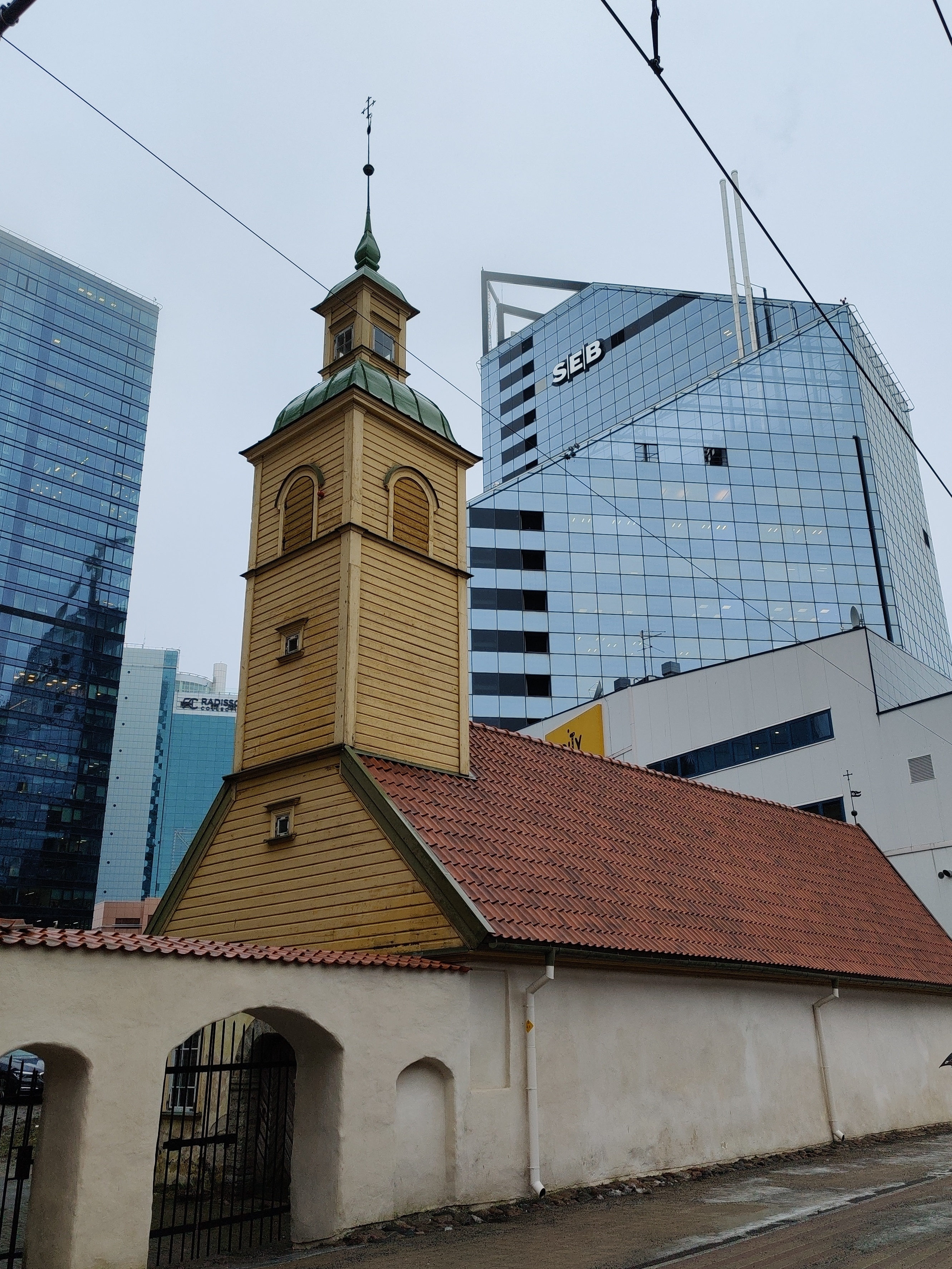 Endine Ühispank, hilisem SEB pank. Arhitekt Raivo Puusepp. Esiplaanil Jaani seegi kirik rephoto