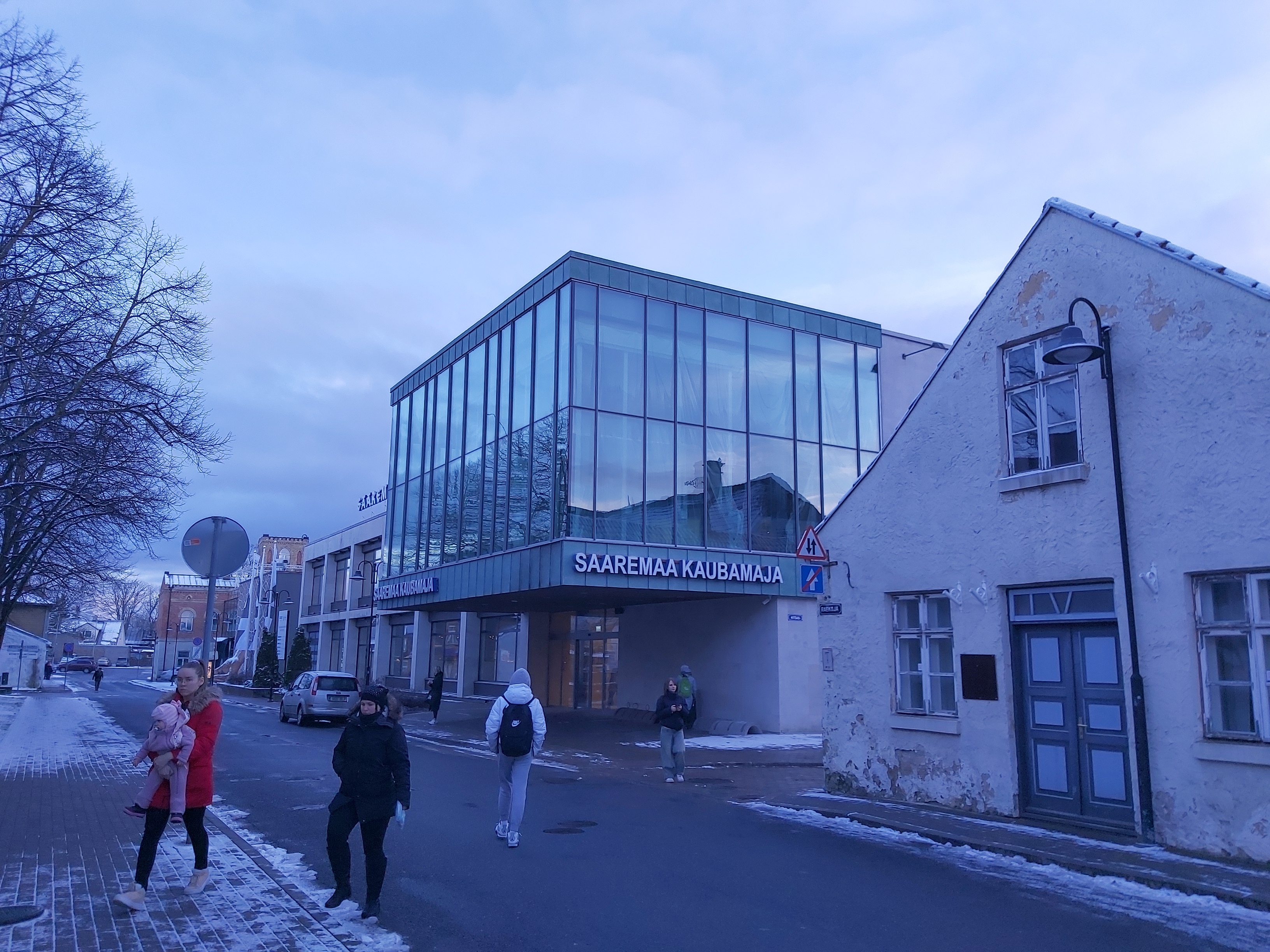 Kuressaare linn: endine turu või Kopsu kõrts ehk restoran "Kuldne Ankur" (praeguse kaubamaja asukoht). rephoto