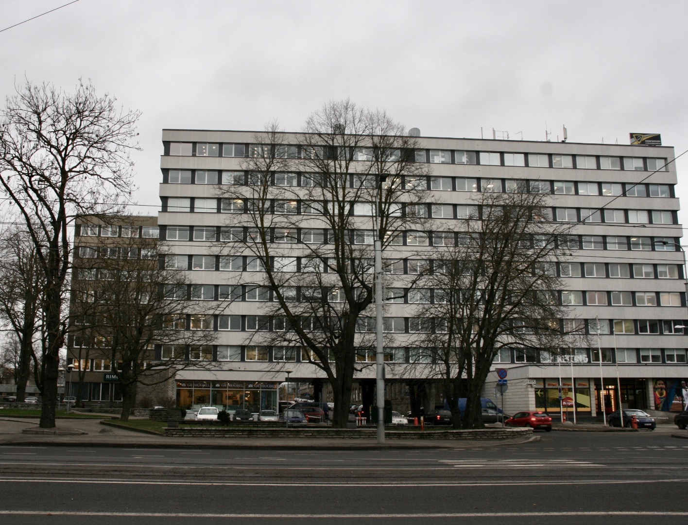 Ajakirjandusmaja Tallinnas, vaade hoonele nurgalt Pärnu mnt poolt. Arhitektid Uno Rosme, Enno Treiberg, ETP rephoto