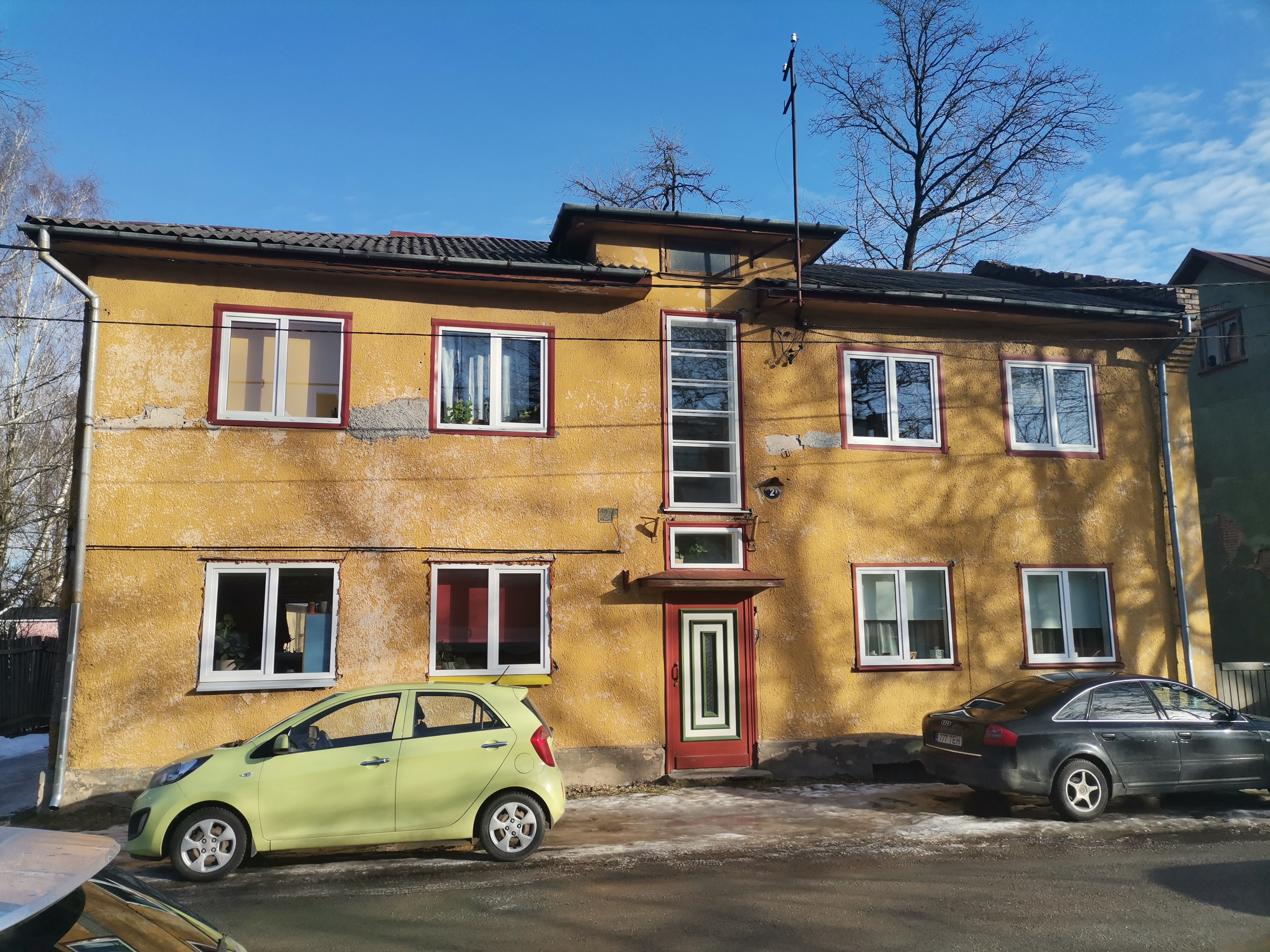 Karlova linnaosa: Salme t 2b (vaade fassaadile vastasmaja aiast). Tartu, 1990. rephoto