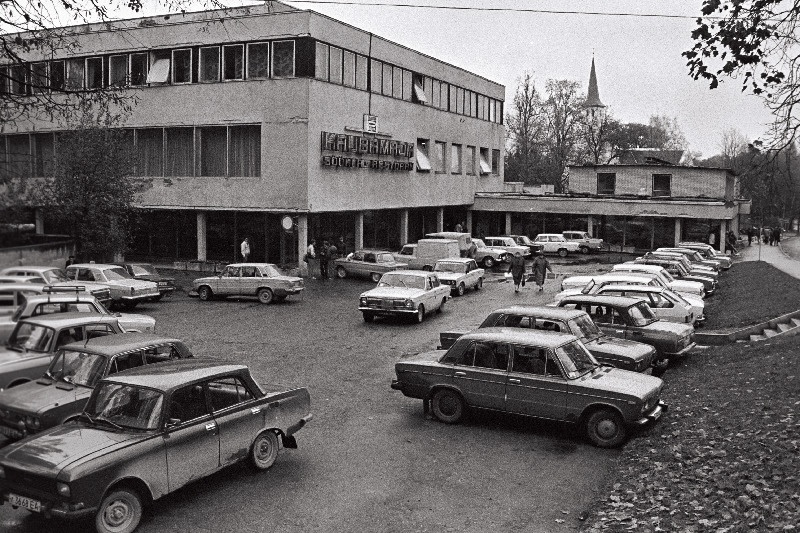 Põlva linn, kaubamaja ees.