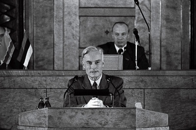 Eesti NSV Ülemnõukogu XI koosseisu XIII istungjärk. E. Lippmaa.  similar photo