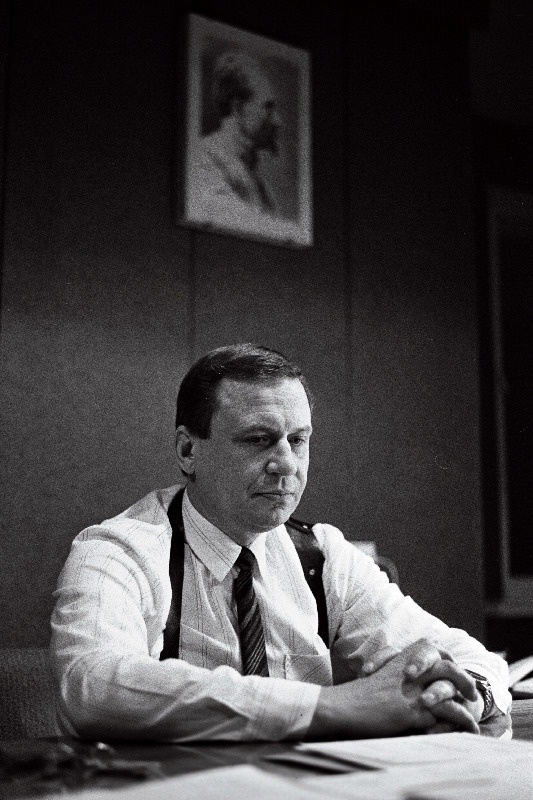 6. osakonna ülem polkovnik Olev Laanjärv oma töölaua taga.