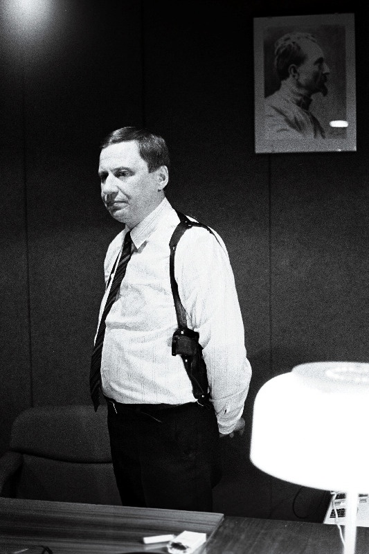 6. osakonna ülem polkovnik Olev Laanjärv oma töölaua taga.