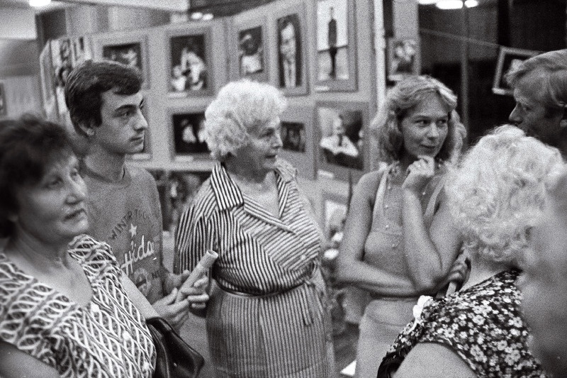 Eesti kultuuripäevad Sotšis. Inimesed Abhaasia eesti küladest: (vasakult) Salme Reiljan, Jaan Tsadurjan ja tema vanaema Hildegard Hion Sulevi külast. Paremal Elfriida Langebraun (lillelises kleidis, kuklaga).