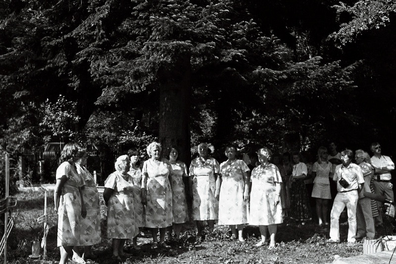 Eesti kultuuripäevad Sotšis. Salme ja Sulevi ühendkoor eesti küla  Esto-Sadoki (Eesti Aiake) kalmistul: (vasakult) Heljo Hion, Zinaida Kevvai, Elfriida Langebraun, Kaja Kevvai, Hildegard Hion, Hilja Lõhmus, Salme Kivi, Helmi Tsernjagin (Kivi), Helmi Juhanson. Paremal Edvin Nugis (fotoaparaadiga rinnal), tema taga koorijuht Kuno Areng.