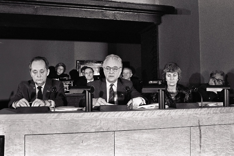 Eesti NSV Ülemnõukogu XI koosseisu XIII istungjärk, kõneleb A. Rüütel.