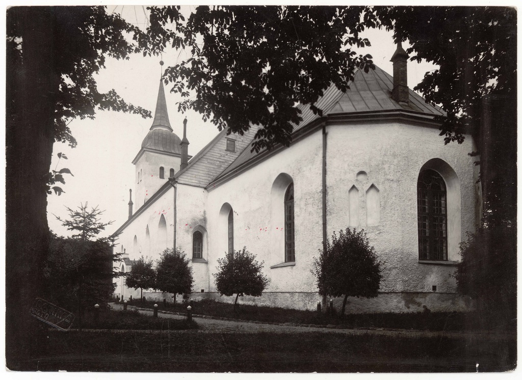 Outside view of Viljandi Jaan Church from SO