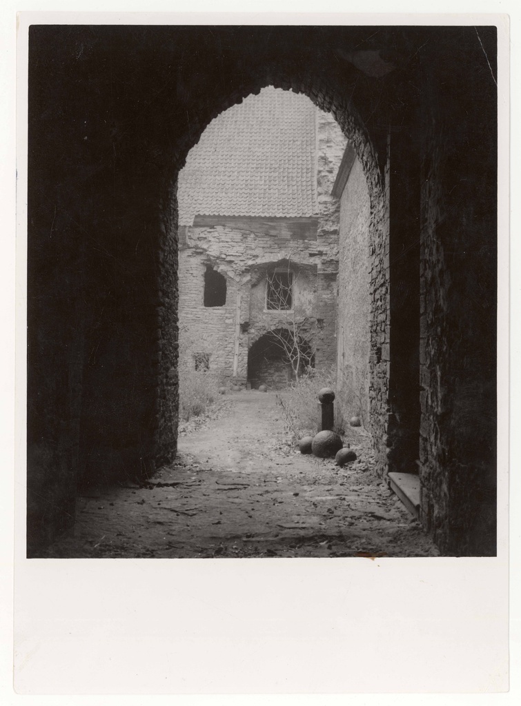 All-city. View of the Dominican monastery's southern cross section to O. View of the preserved part of the decayed part.