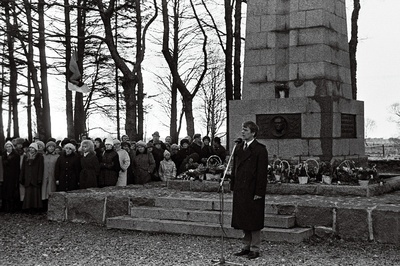 Eesti Vabariigi 72. aastapäev. K. Pätsi ausamba juures.  duplicate photo