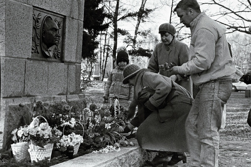 Eesti Vabariigi 72. aastapäev. K. Pätsi ausamba juures.