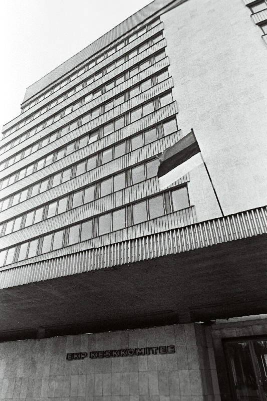Sini-must-valge lipp EKP hoonel.