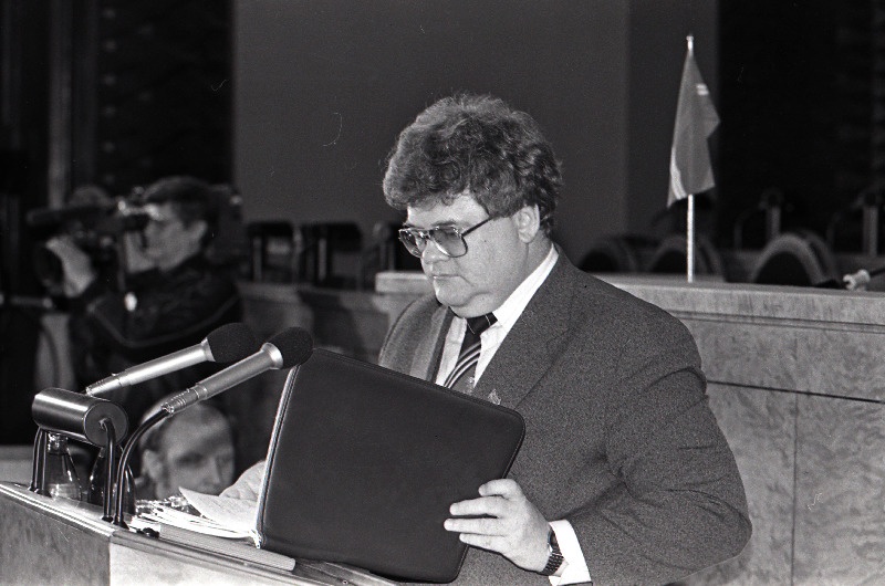 Eesti NSV Ülemnõukogu XII koosseisu I istungjärk, ENSV valitsuse juht E. Savisaar.