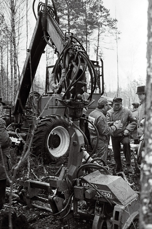 Näituse "Forestry 90" masinad ka praktilises töös.