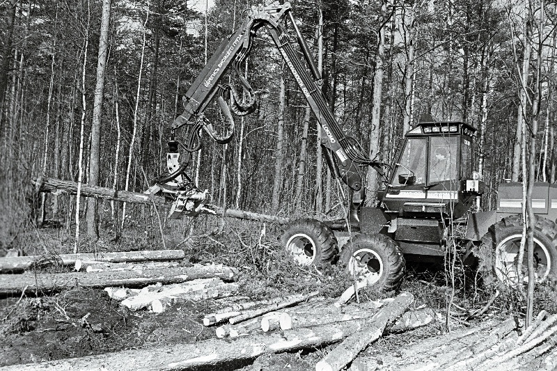 Näituse "Forestry 90" masinad ka praktilises töös.