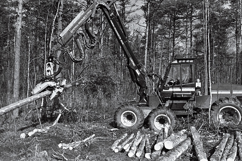 Näituse "Forestry 90" masinad ka praktilises töös.