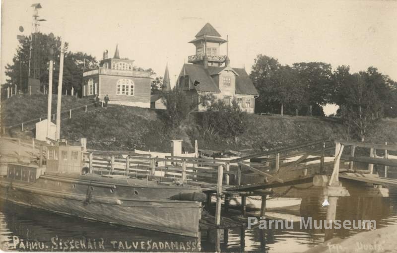 Foto-postkaart, Vaade Pärnus Vallikraavi suudmele ja puust jalakäijate sillale üle vallikraavi suudme.