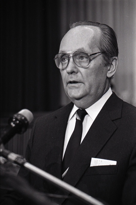 EKP XX kongress, esineb V. Väljas.