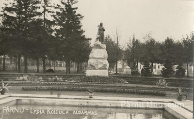 Foto-postkaart, Vaade L.Koidula ausambale ja selle esisele väljakule.  duplicate photo