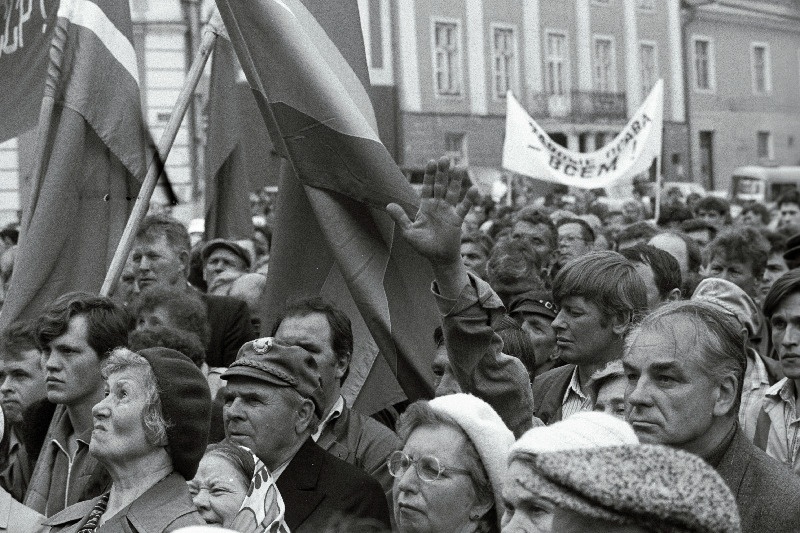 15.mai Toompeal - venelased kiriku ees.