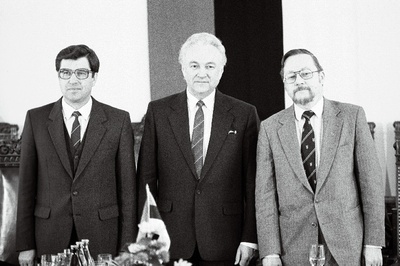 Baltimaade Ülemnõukogu esimeeste läbirääkimised Toompeal. A. Rüütel, V. Landsbergis ja A. Gorbunovs.  similar photo