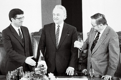 Baltimaade Ülemnõukogu esimeeste läbirääkimised Toompeal. A. Rüütel, V. Landsbergis ja A. Gorbunovs.  similar photo