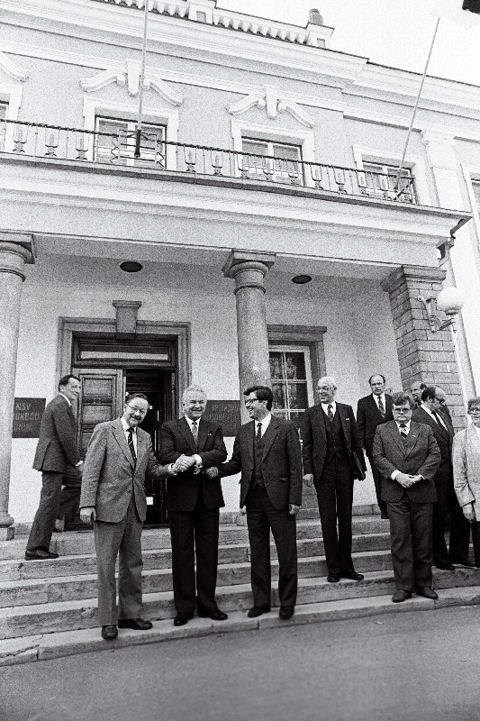 Baltimaade Ülemnõukogu esimeeste läbirääkimised. Ülemnõukogu Presiidiumi hoone ees.