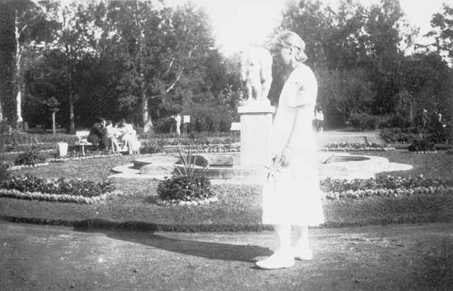 Naine Pärnu mudaravila esisel väljakul