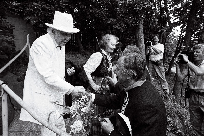 Oma kodust liitub tuletoojatega maestro Gustav Ernesaks.