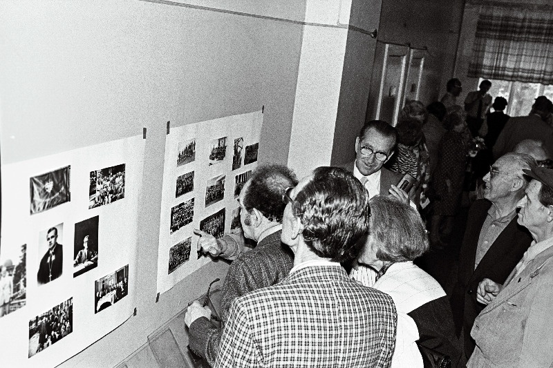 Inglise erakolledži vilistlased said taas kokku stendi juures.