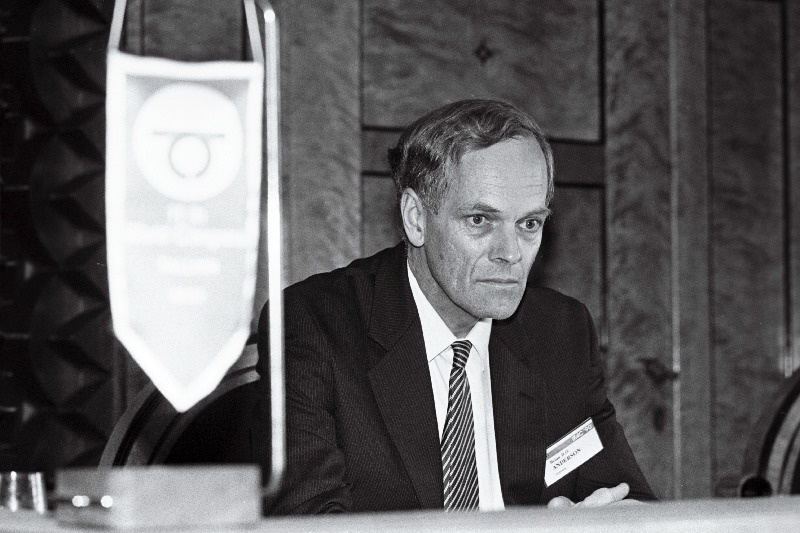 IFAC-i Peaassamblee EV ÜN istungite saalis Toompeal. Uus föderatsiooni president austraalane D. O. Anderson.