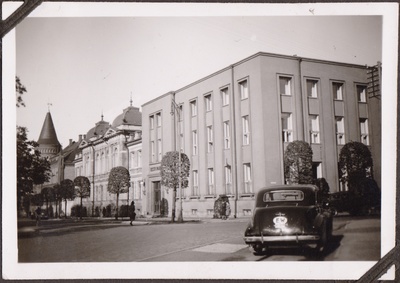 The new building of Eesti Pank was probably photographed in 1940 because the car has a short white registration number. The car is probably '39 Buick.  similar photo