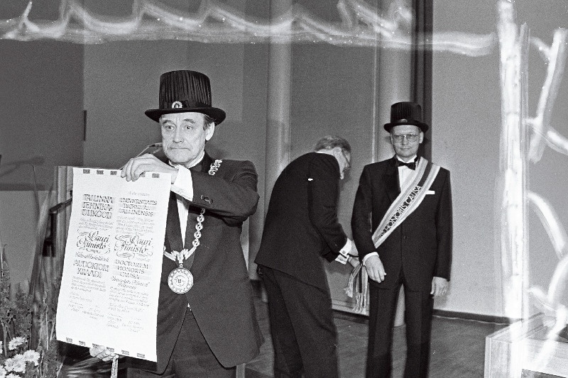 Helsingi TÜ anorgaanilise keemia kateedri juhataja professor Lauri Niinistö promoveerimine audoktoriks.