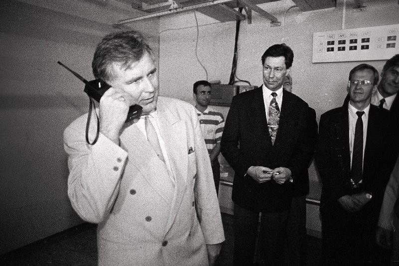 Tiit Vähi  mobiiltelefoniga.
